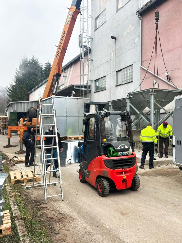 Realizace výměny sil - instalace nových zásobníků Realizace výměny sil - instalace nových zásobníků